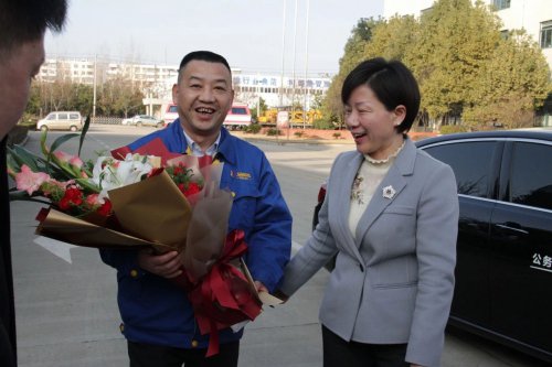 副市长龙小红莅临华体会线上平台（集团）官方网站新春走访慰问